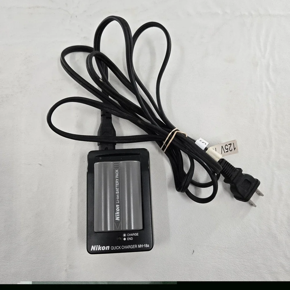 Nikon MH-18a Quick Charger + One Battery For Parts Or Not Working